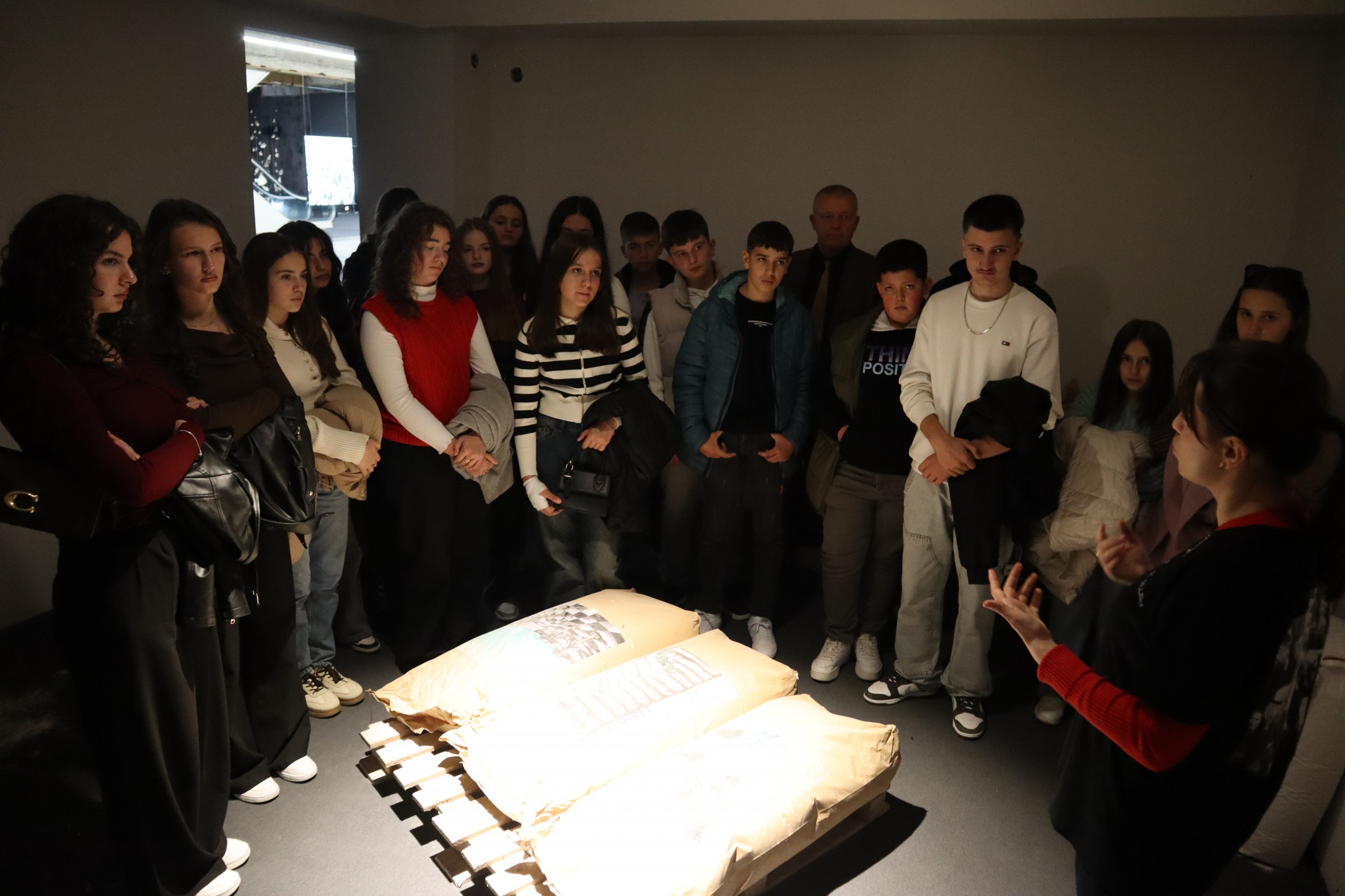 Nxënësit nga Dragashi njihen me historinë bashkëkohore të Kosovës në “Reporting House”