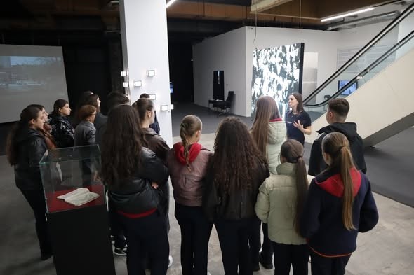 Nxënësit nga Gjonaj i Prizrenit njihen me historinë bashkëkohore të Kosovës në “Reporting House”