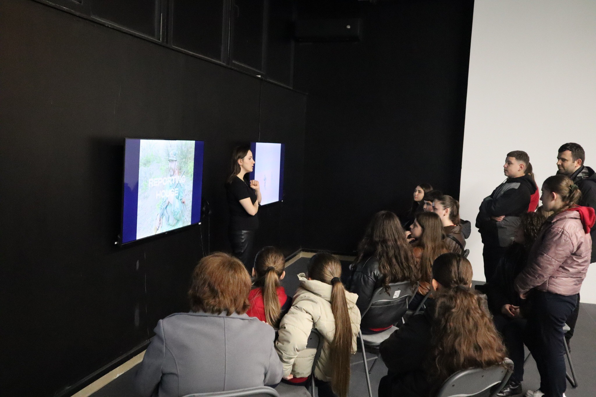 Nxënësit nga Gjonaj i Prizrenit njihen me historinë bashkëkohore të Kosovës në “Reporting House”