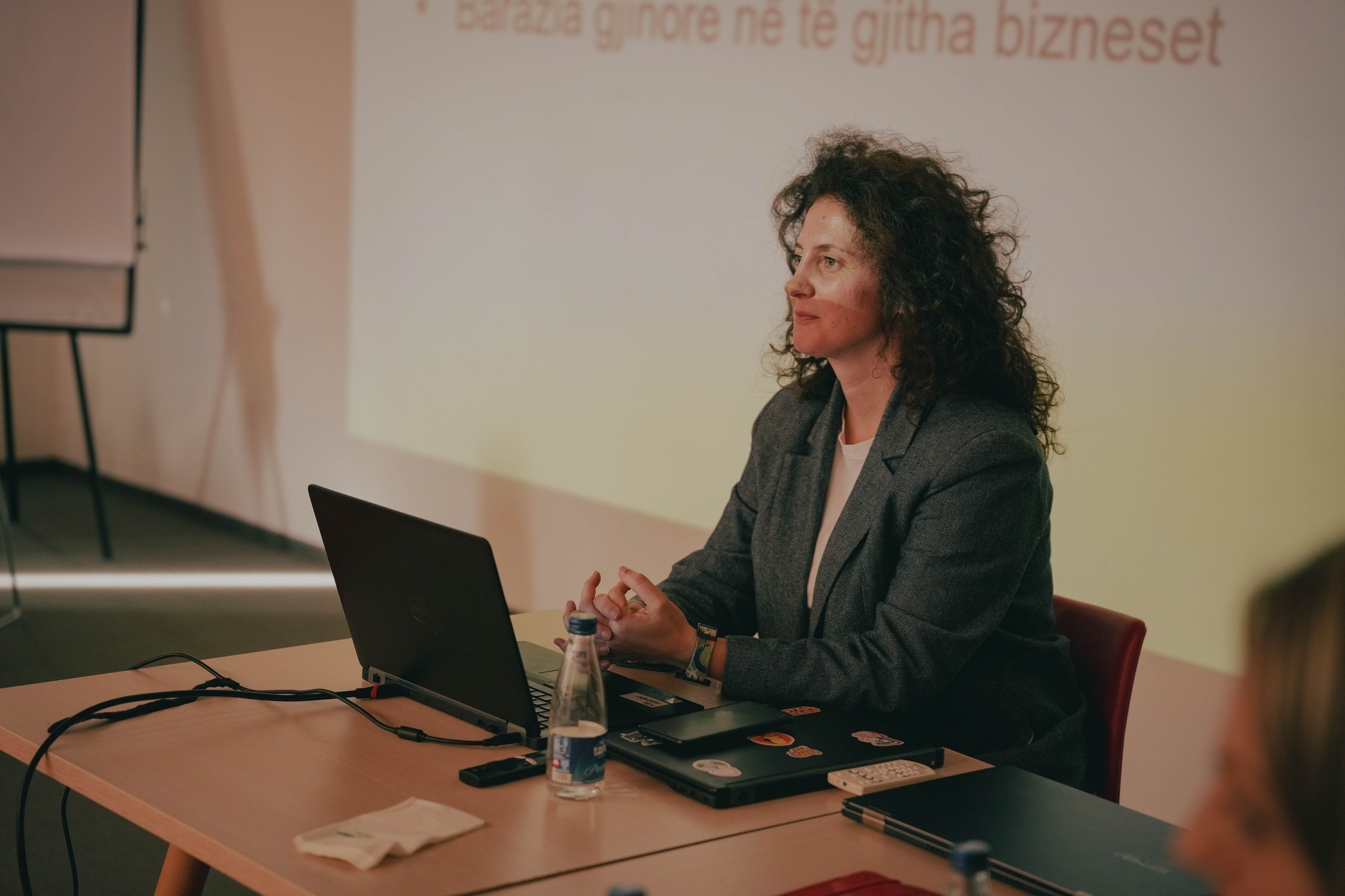 Mbahet trajnimi “Prizreni i qëndrueshëm: Zhvillimi qarkor, zgjidhjet e bazuara në natyrë dhe planifikimi pjesëmarrës”