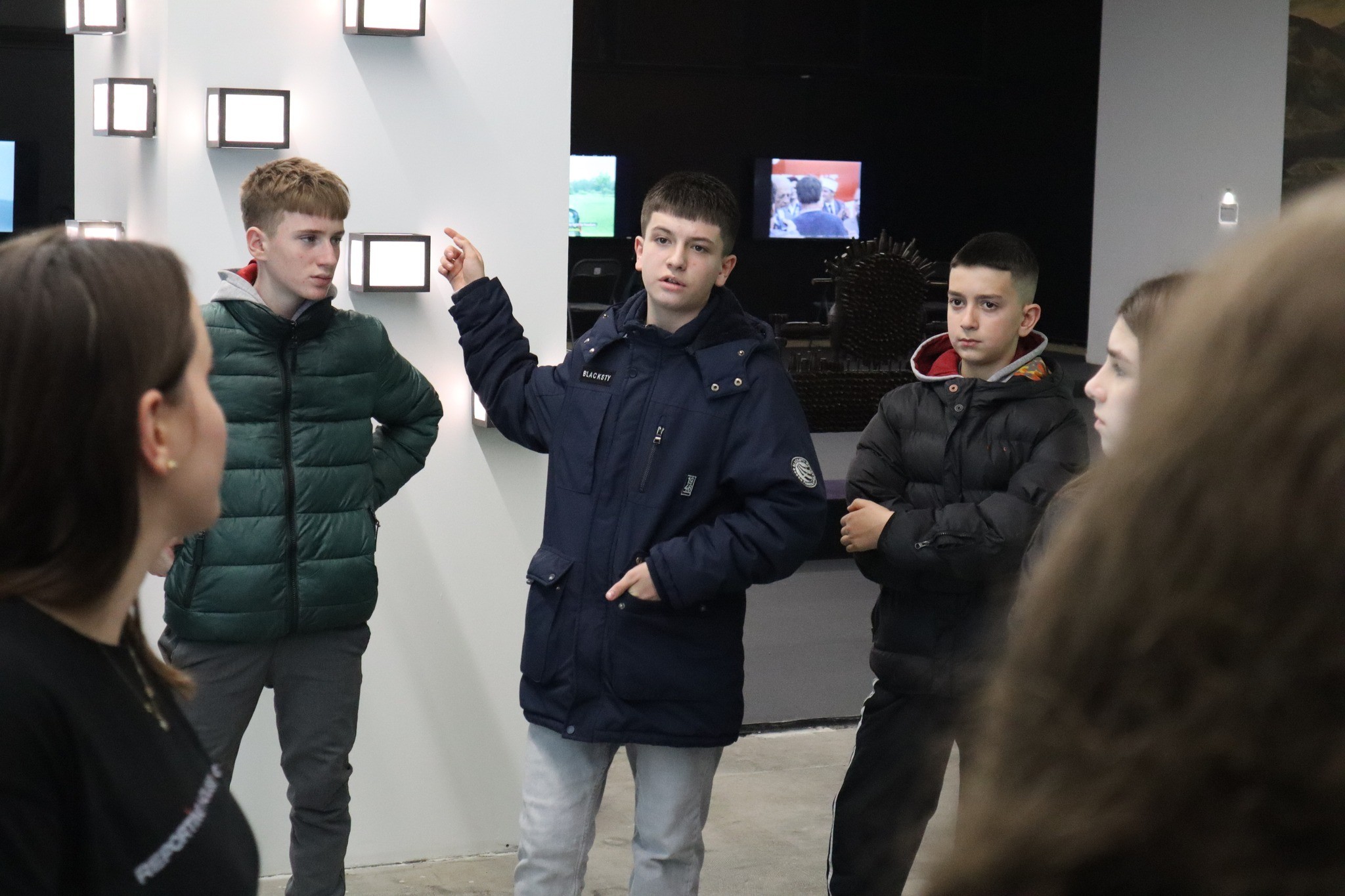 Nxënësit nga Prizreni njihen me historinë bashkëkohore të Kosovës në “Reporting House”