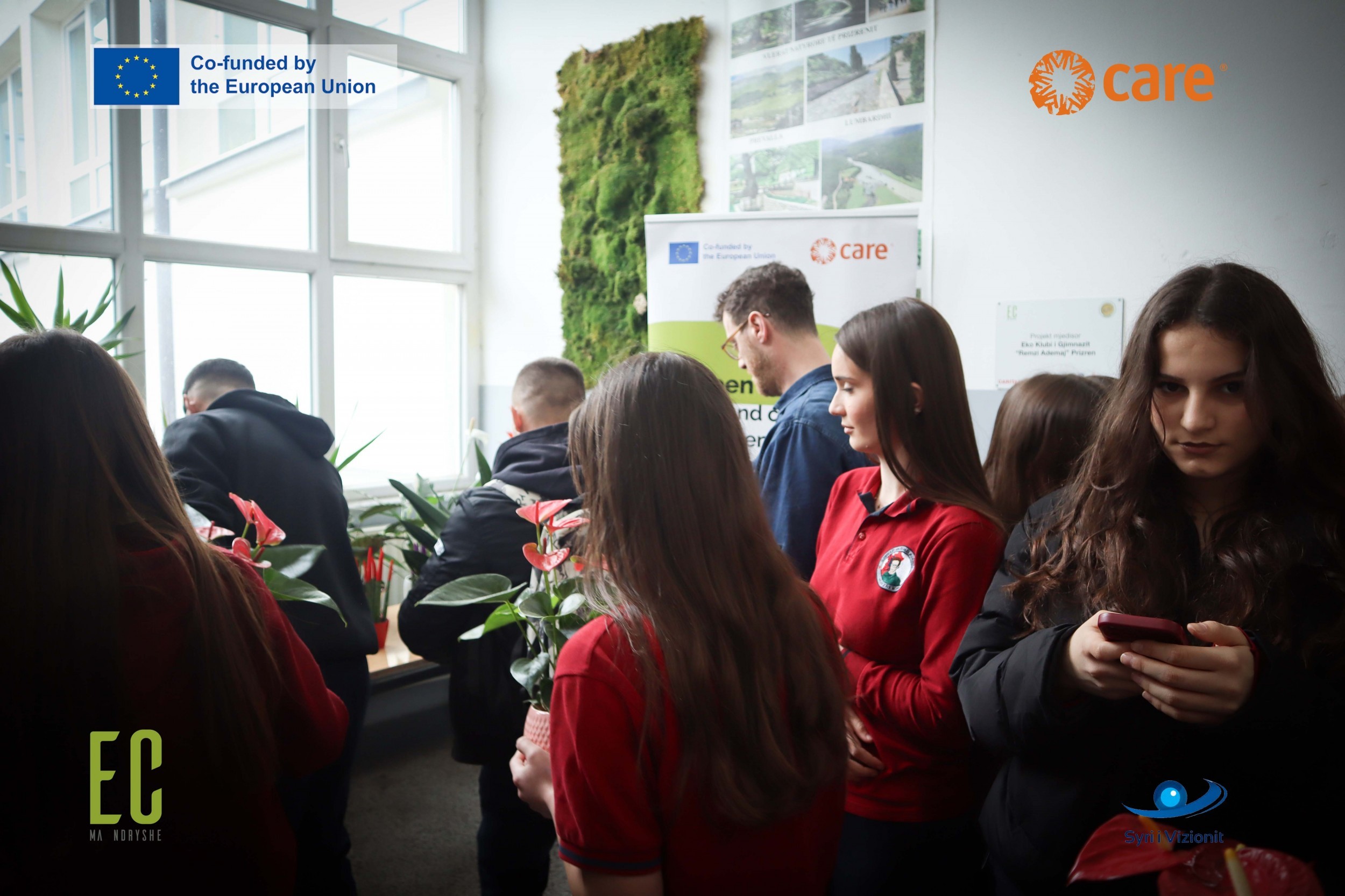 Nx&euml;n&euml;sit e Gjimnazit &ldquo;Remzi Ademaj&rdquo; n&euml; Prizren transformojn&euml; hap&euml;sir&euml;n shkollore me iniciativ&euml;n e gjelb&euml;r