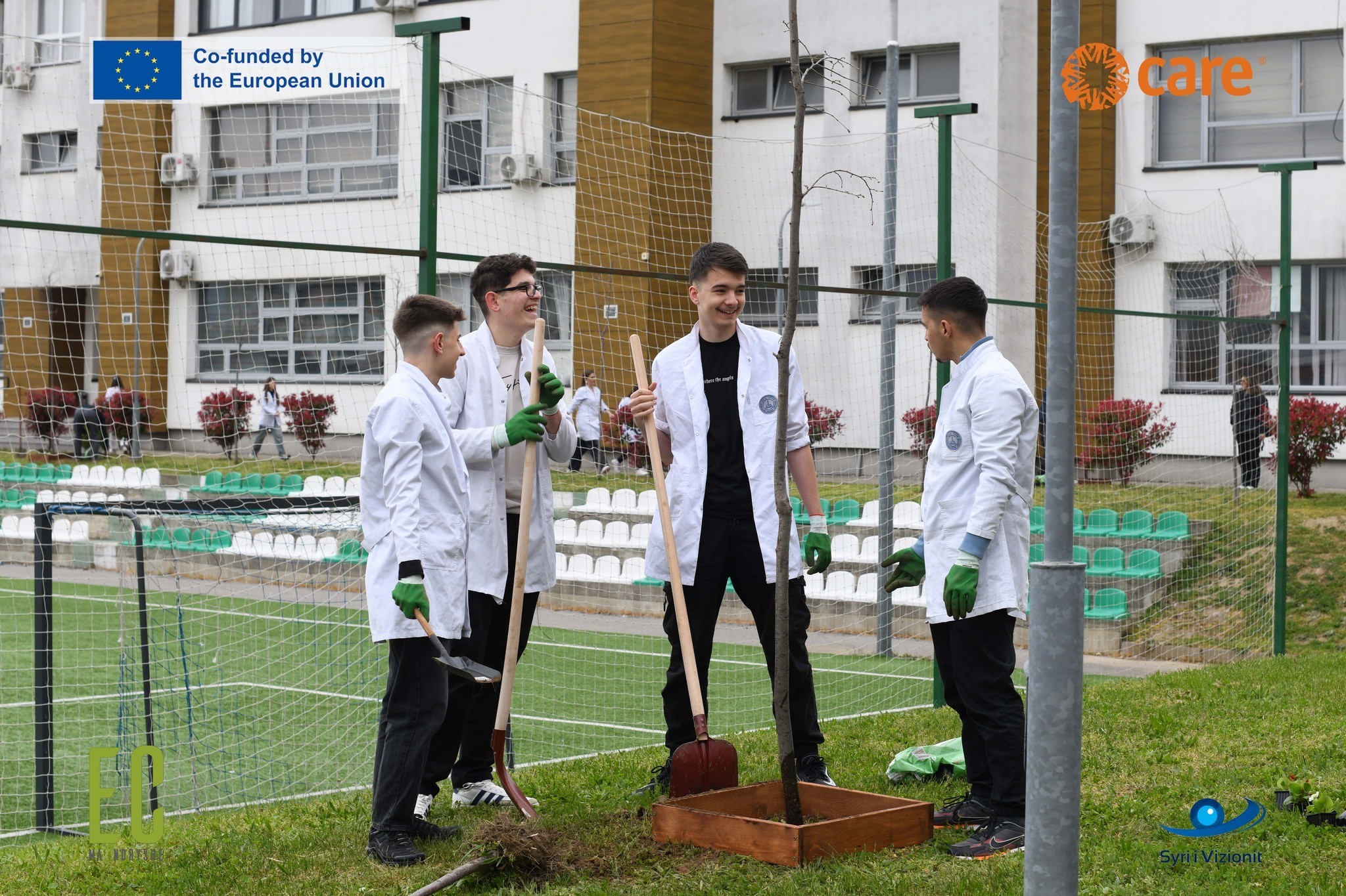 Nx&euml;n&euml;sit e shkoll&euml;s &ldquo;Luciano Motroni&rdquo; n&euml; Prizren angazhohen p&euml;r menaxhimin e q&euml;ndruesh&euml;m t&euml; mbeturinave dhe gjelb&euml;rimin e hap&euml;sirave shkollore