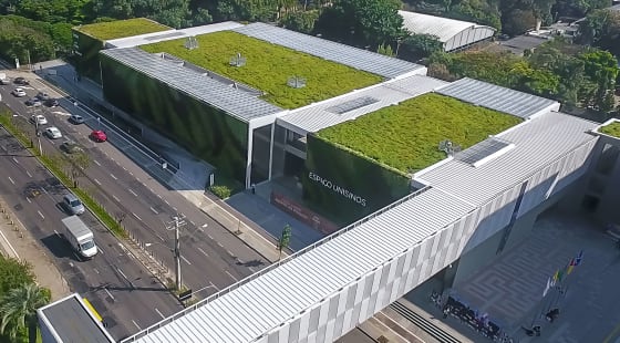 Foto do prédio da Unisinos Porto Alegre com a decoração Ecotelhado