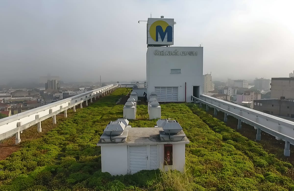 Terraço de um prédio com plantas