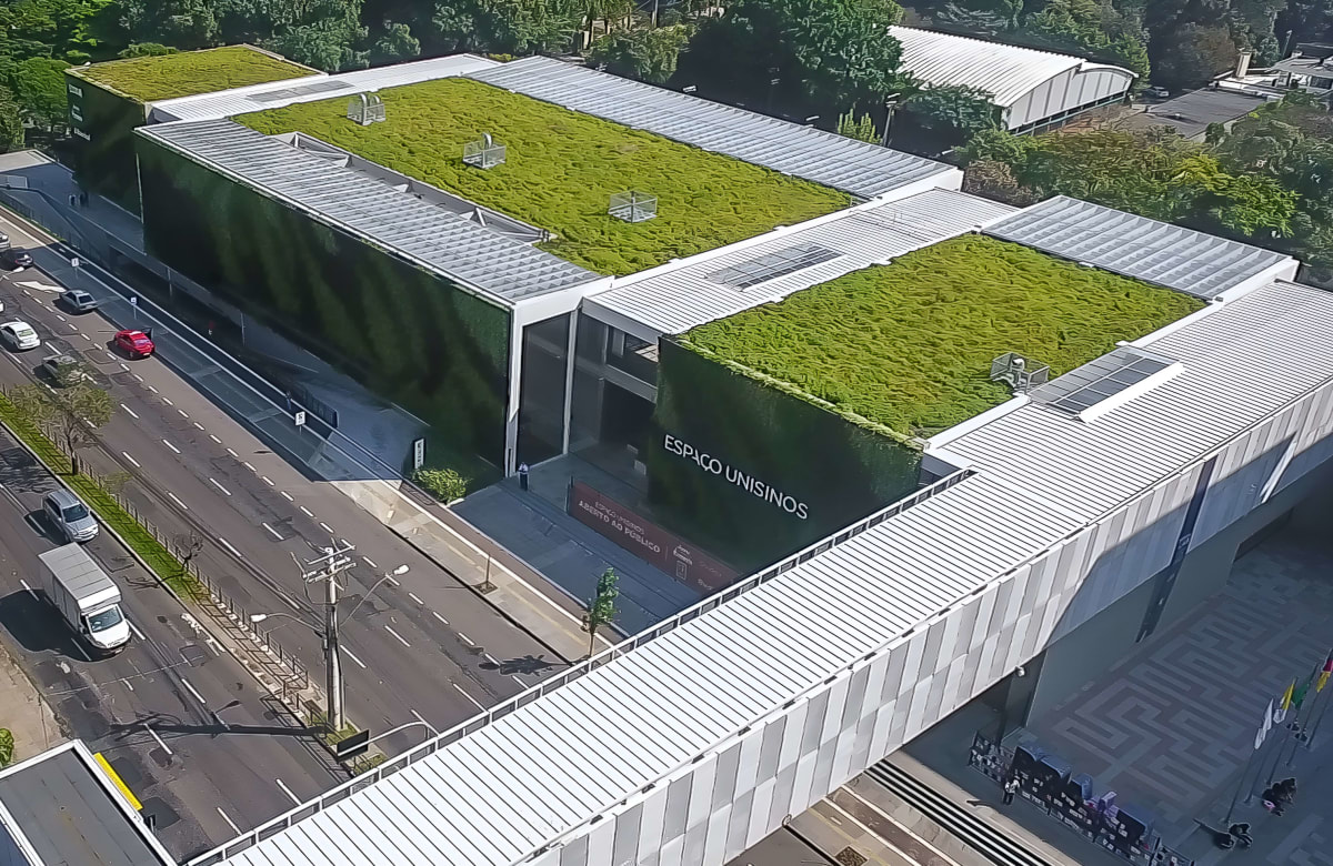 Foto do prédio da Unisinos Porto Alegre com a decoração Ecotelhado