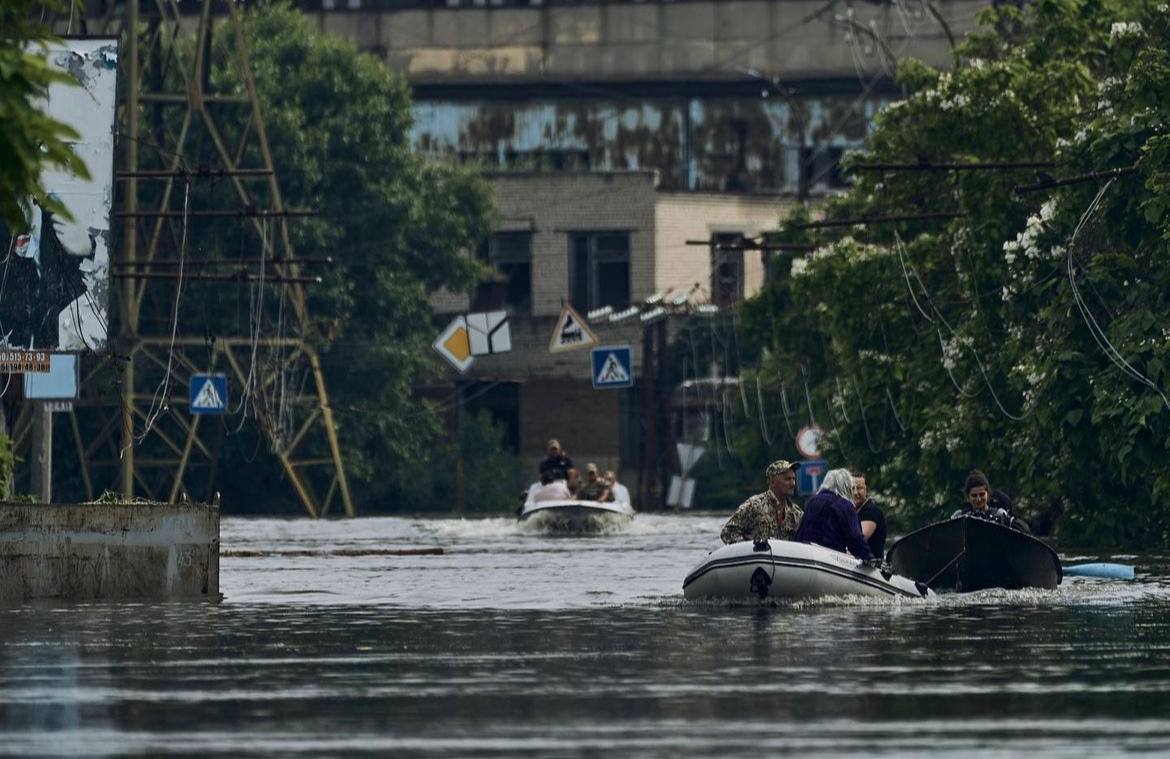 Ukrainians evacuation on boats from Kahovka