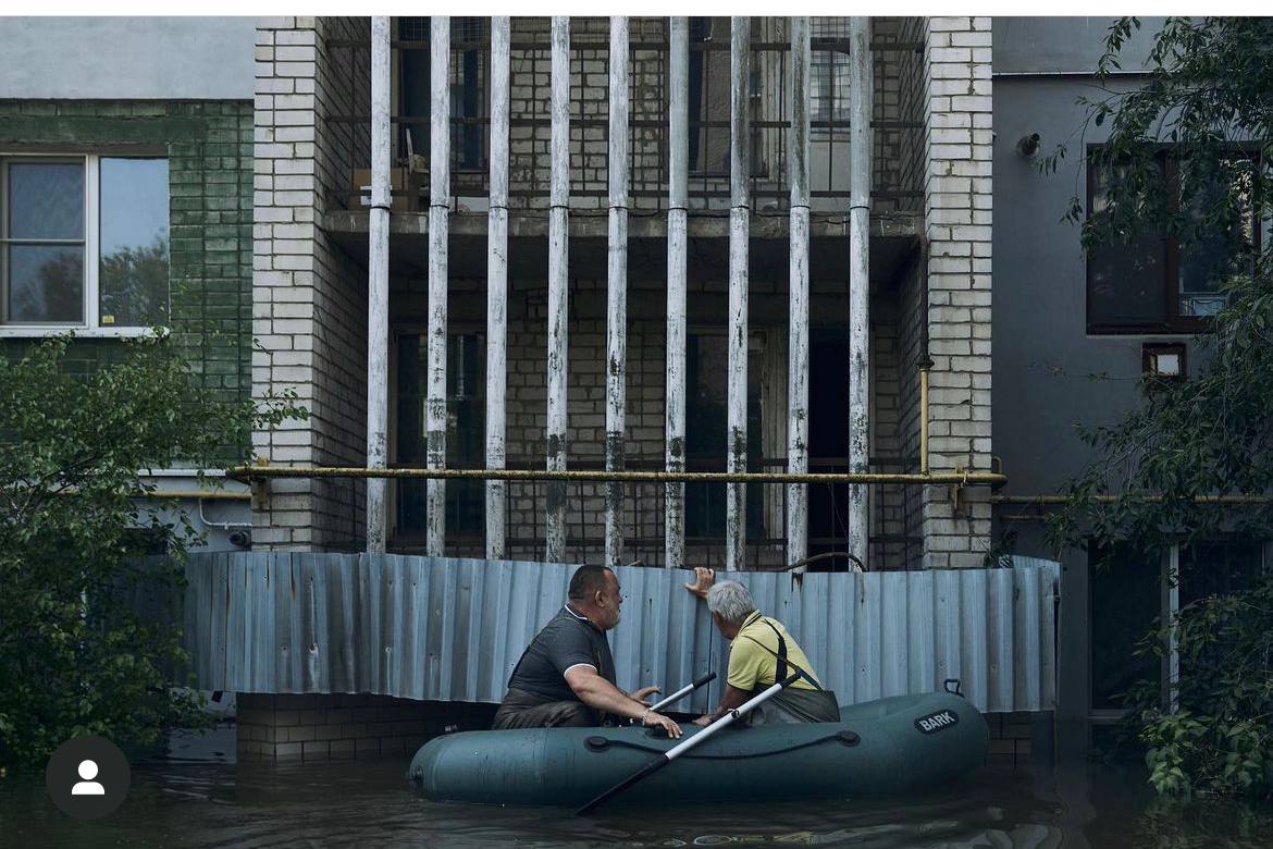 Ukrainians evacuation on boats from Kahovka