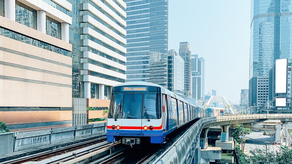 World's 1st carbon fiber train sets off in China