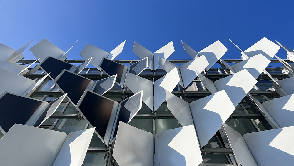 Smart facade uses air and AI to cut emissions