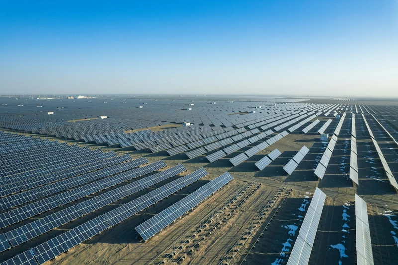China builds record-breaking solar farm