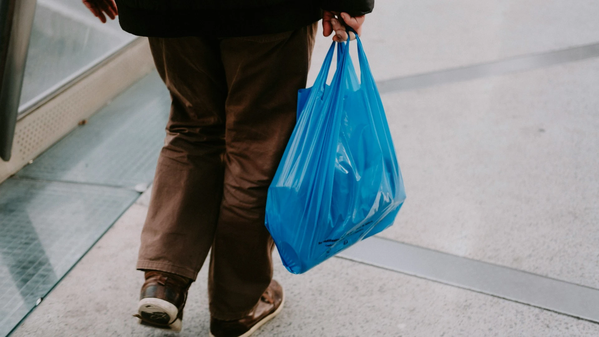 California finalizes plastic bag ban by 2026