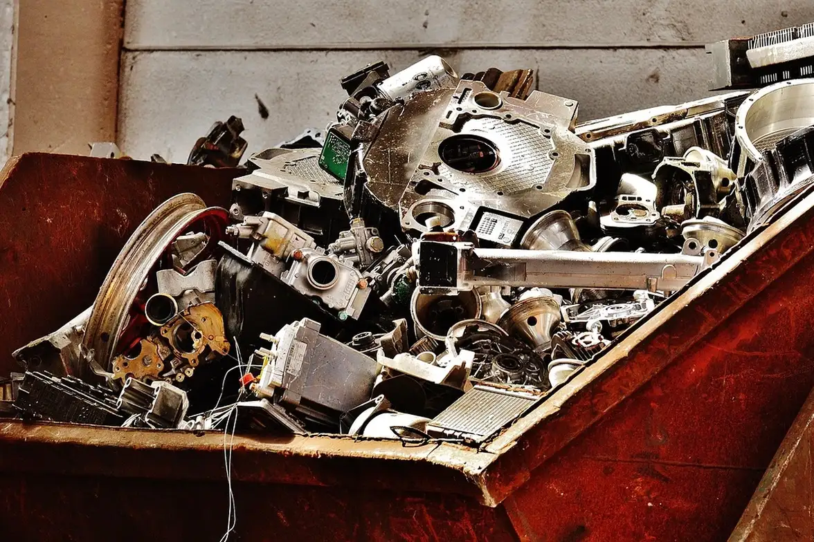 Hydrogen fuel from scrap aluminum and seawater