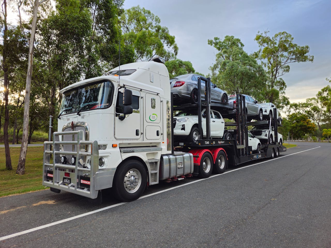 Guide to open deck trailers: shipping with flatbeds, step decks, goosenecks & more