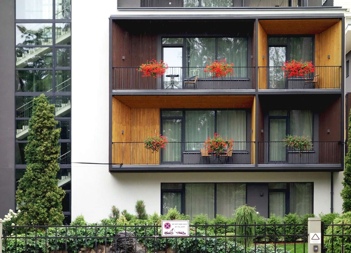 Balcony biodiversity: how railing planters are greening our cities