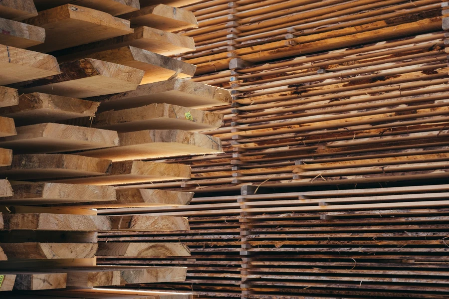 Energy-free wood regulates building heat