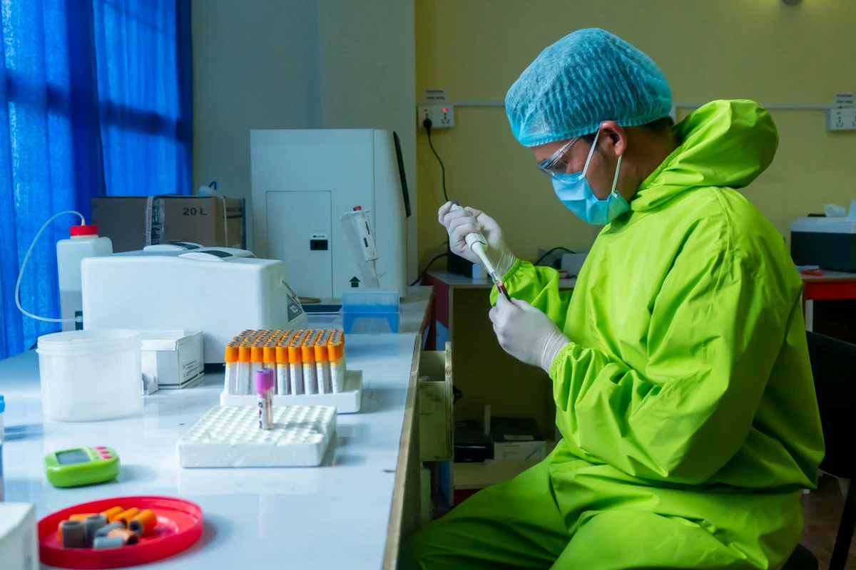 Bioelectronic sensor uses living bacteria