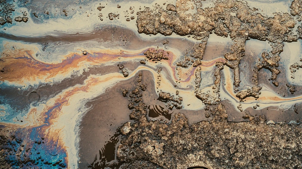 Floatable beads for eco oil spill cleanup