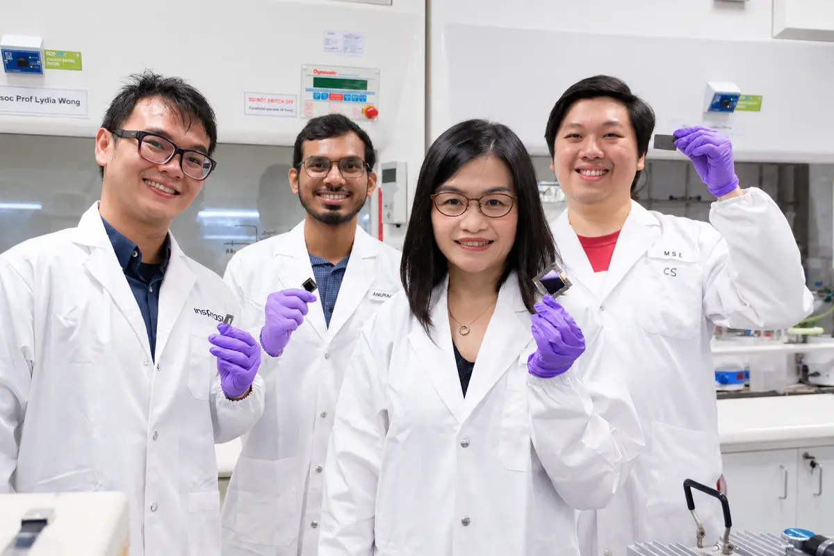Solar device makes hydrogen from seawater