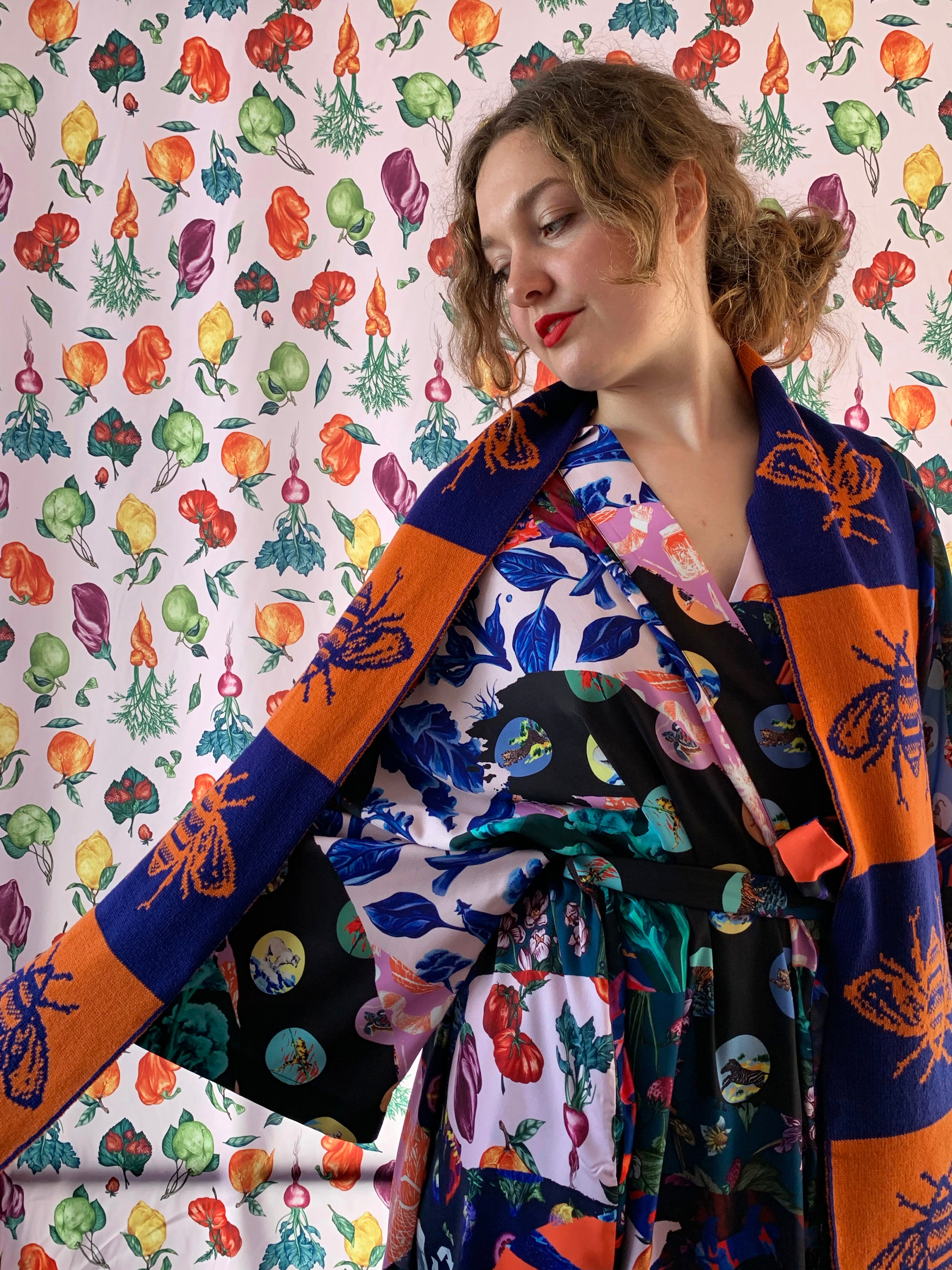GungHoorangeandnavybeescarf Robe 3024x cyzlqn
