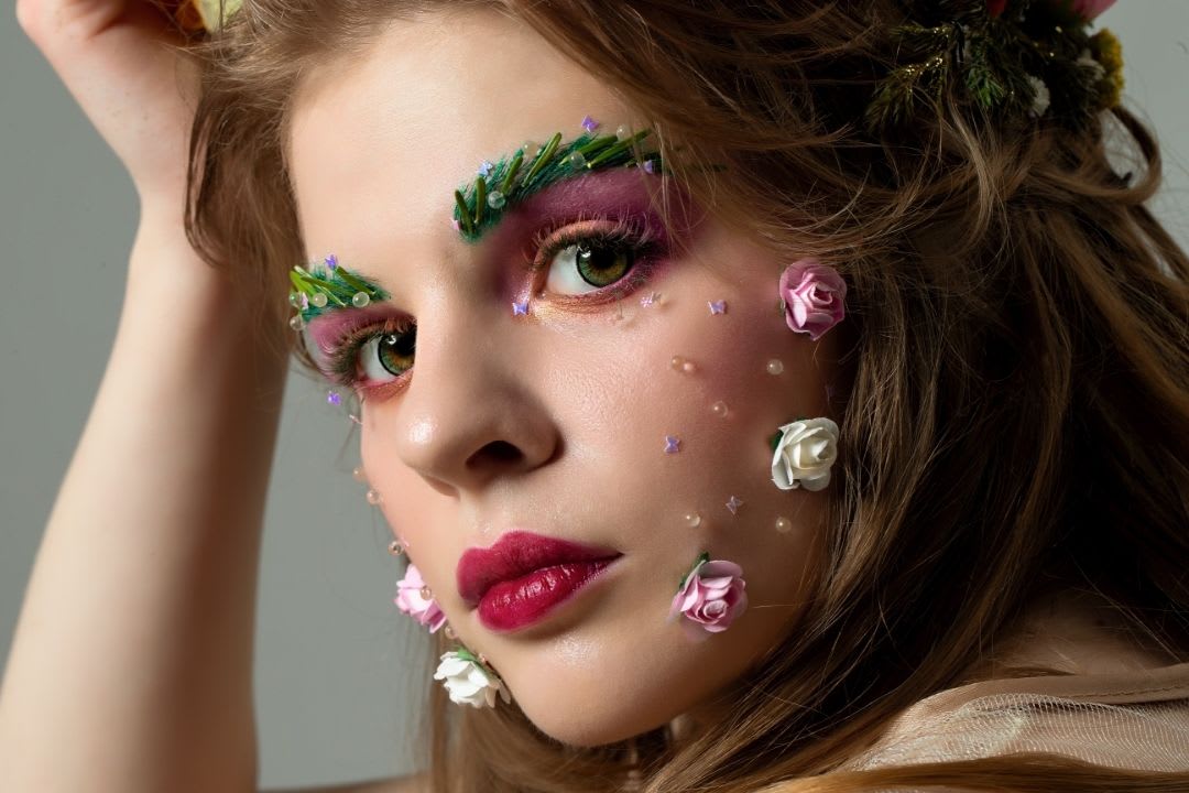Estilos de maquiagem: imagem mostra mulher com maquaigem artística, utilizando elementos de flores na composição.