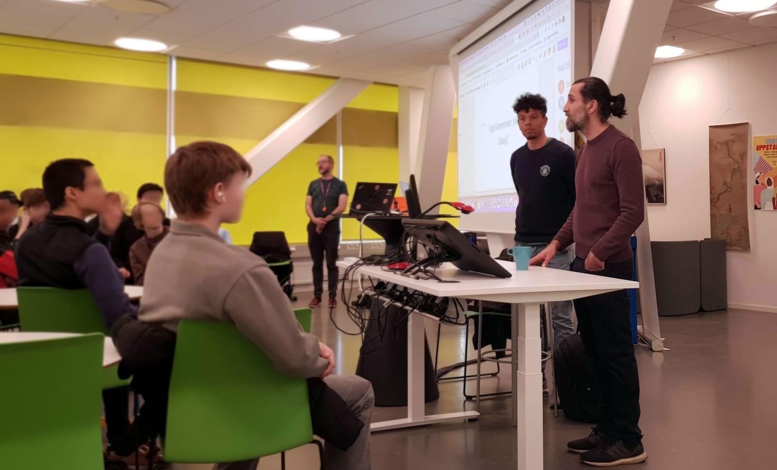 Jubel och applåder för EdAider från eleverna på SSIS