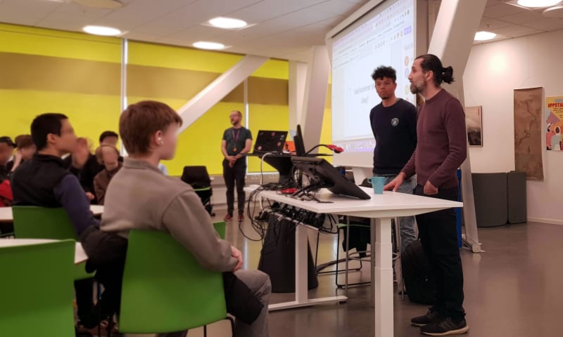 Jubel och applåder för EdAider från eleverna på SSIS