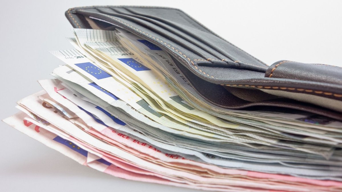Serbia's New Government Promises Regular Wage, Pension Payments Serbia's New Government Promises Regular Wage, Pension Payments - wage pension payments
