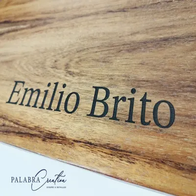 Grabado láser de nombre en madera