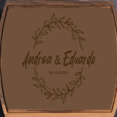Grabado láser de nombre con ornamentos en madera