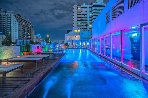 ROOFTOP POOL