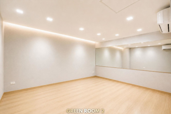GREEN ROOM 2