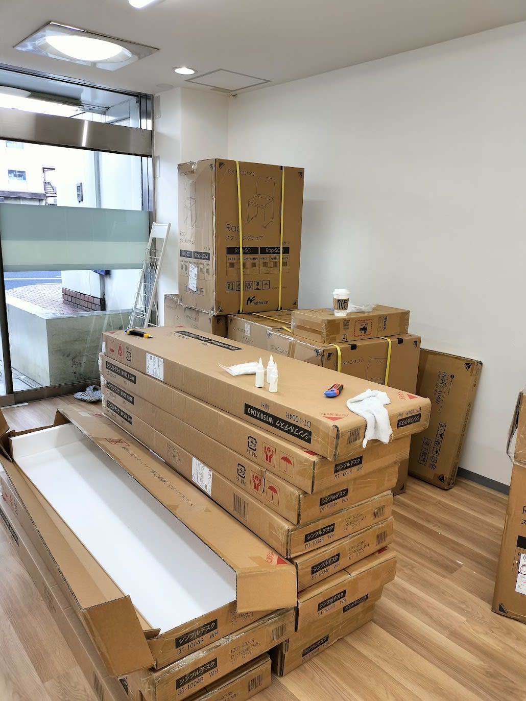 八木校開校に向けて　〜机の組み立てで腕がつりそうです