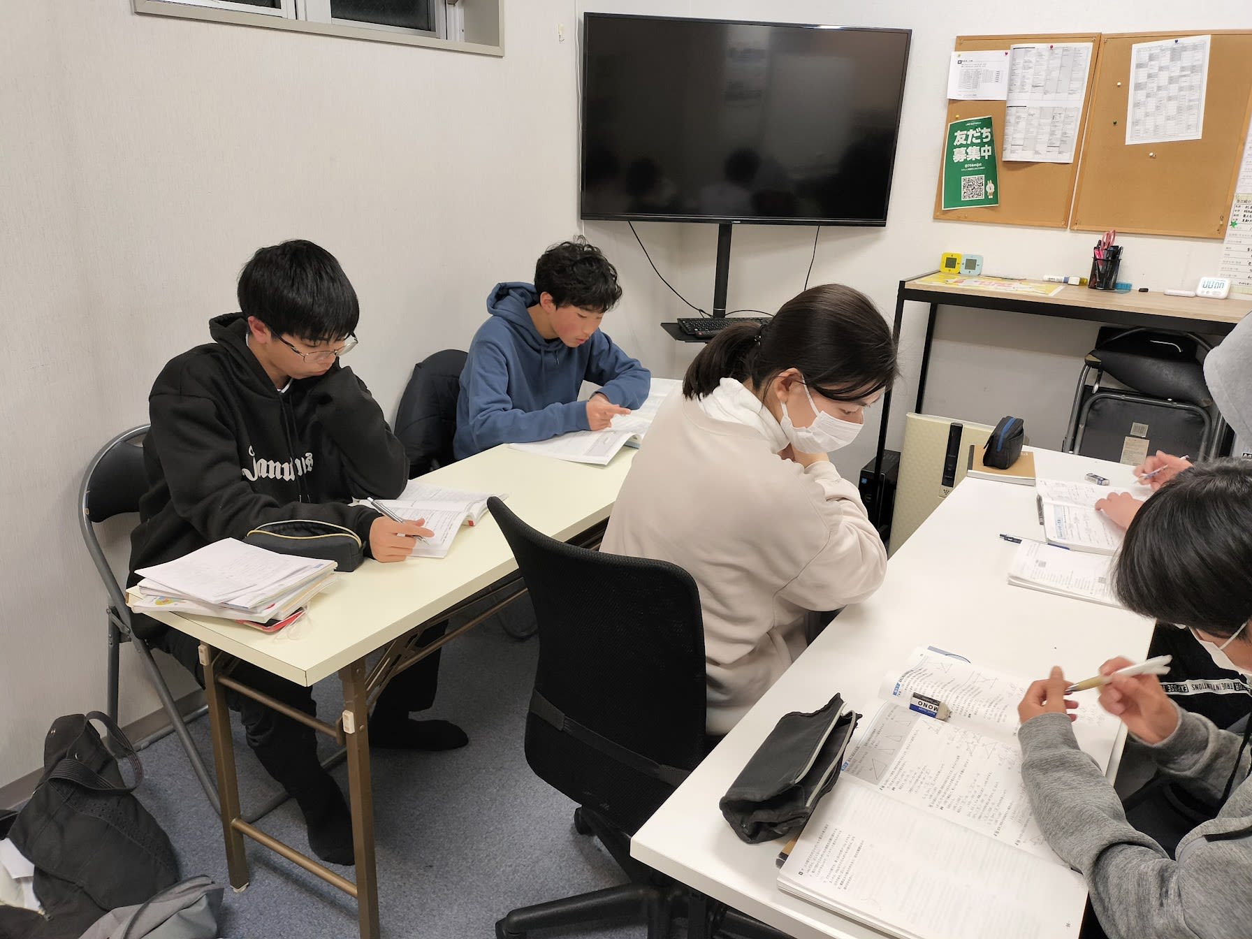 集団塾と個別指導塾、どちらが合う？  新年度の保護者面談で改めて見えた「向いている子の違い」