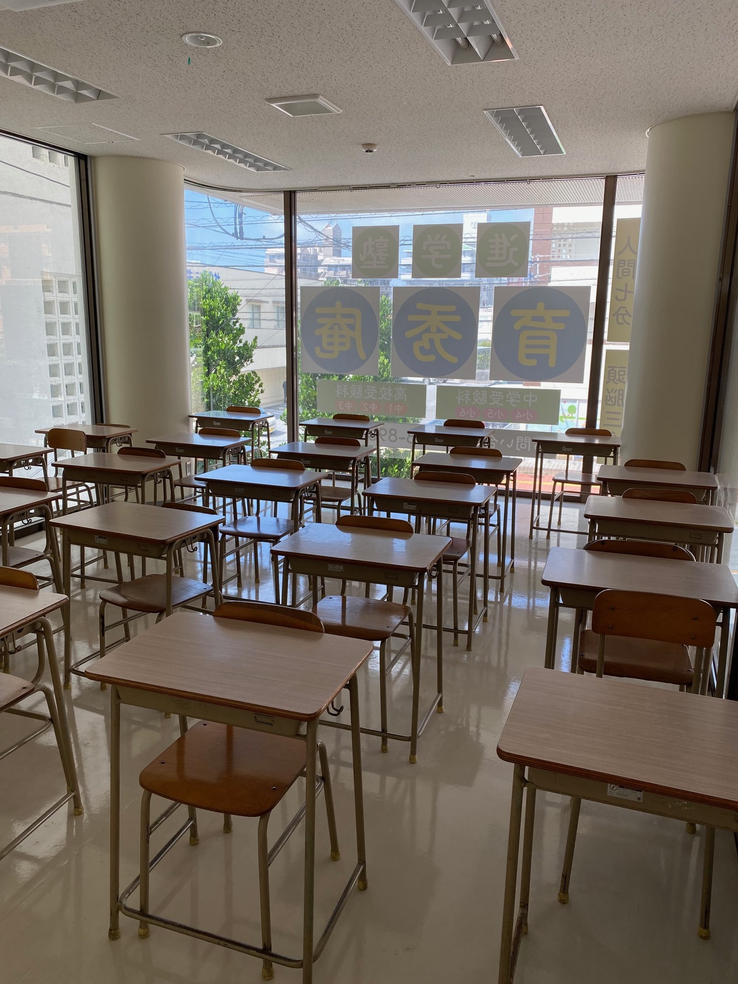 気持ち良いガラス張りの教室です