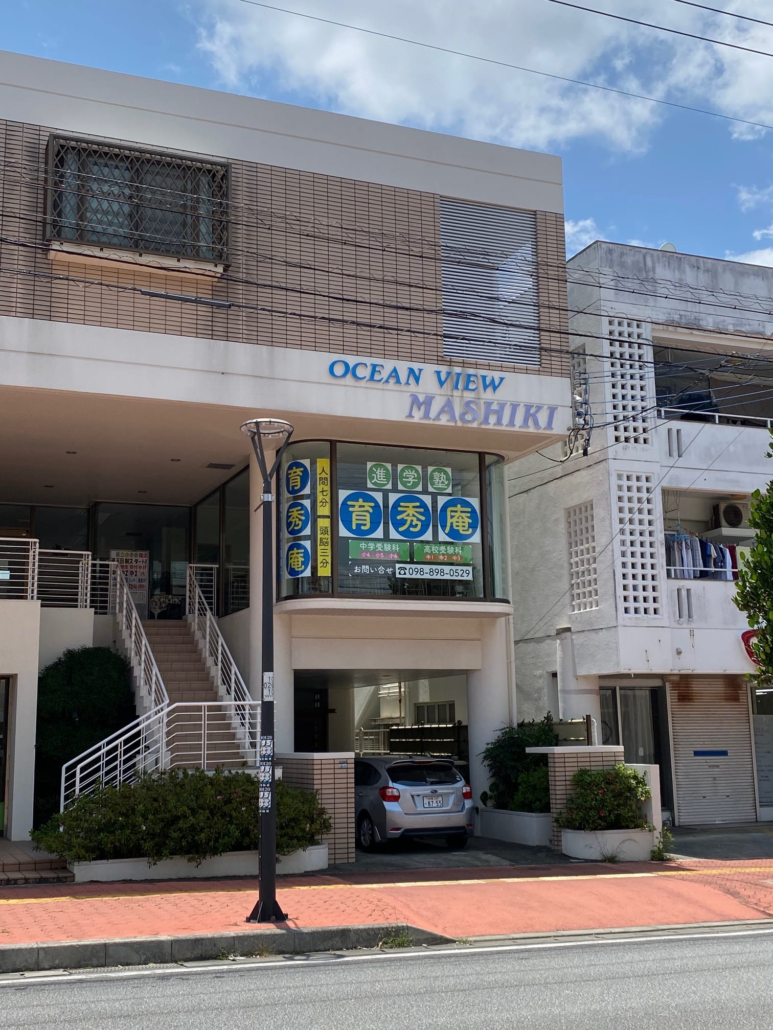 真志喜中学校から徒歩5分の立地です