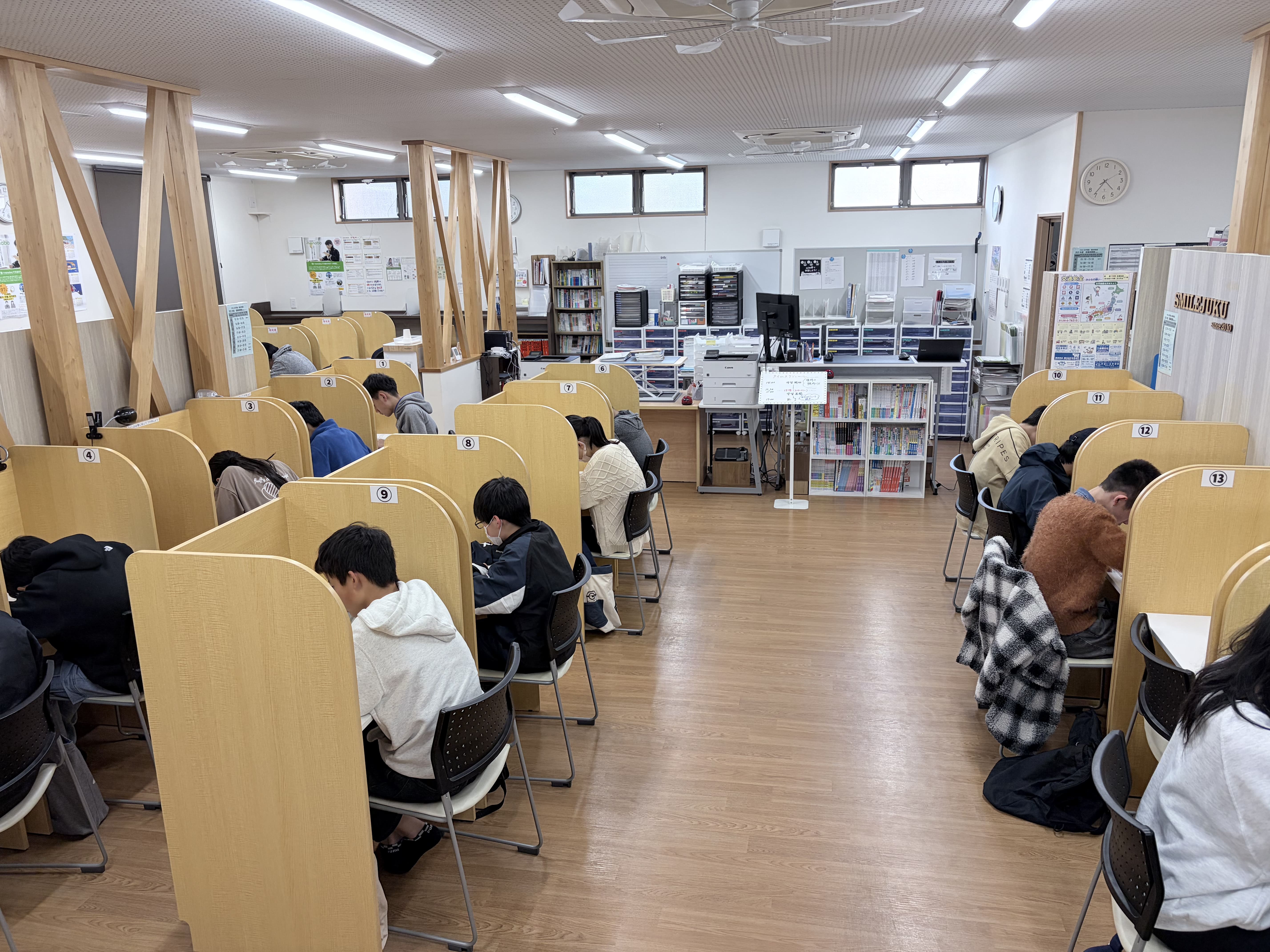 テスト期間の日曜には中学生勉強会を開催します