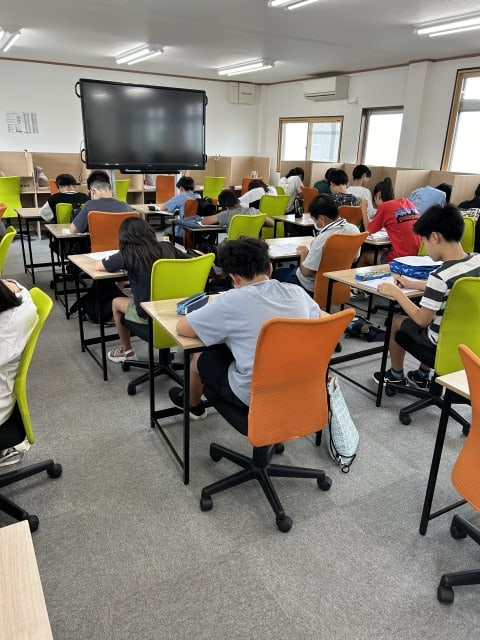 【毎日20名以上の小・中学生が参加】夏休みの宿題やろう会を実施しました。