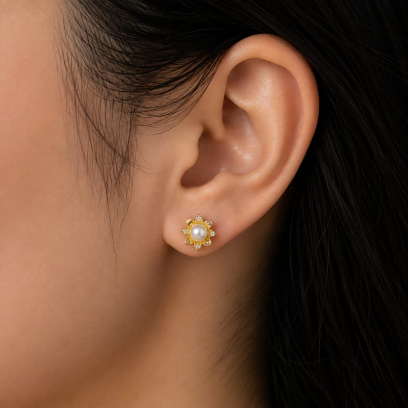 Pearl with flower gold plated stud - view 3