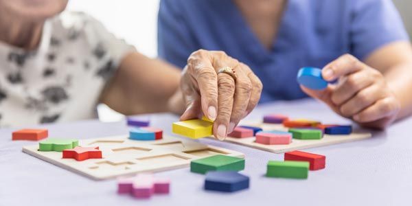 Aktivitas bermain teka teki pencegahan Alzheimer