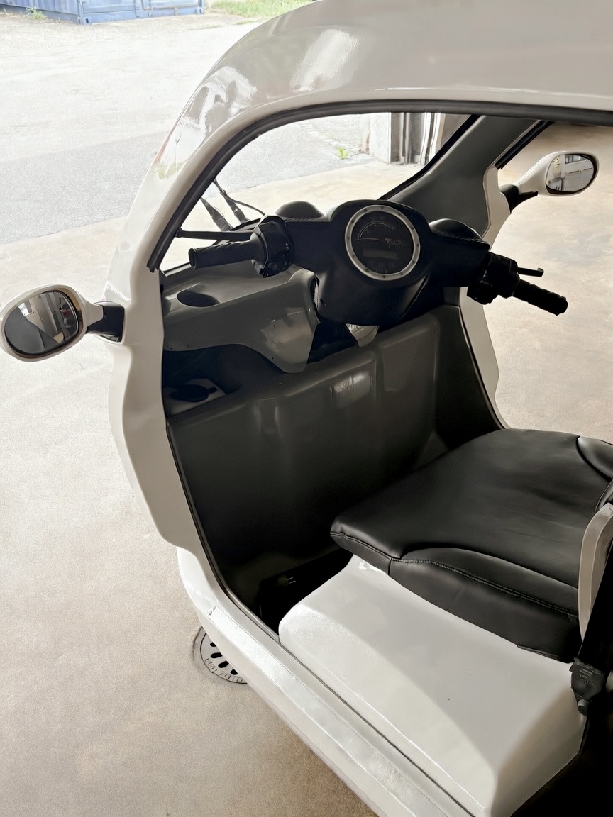 Zbee interior, driver seat and handlebars