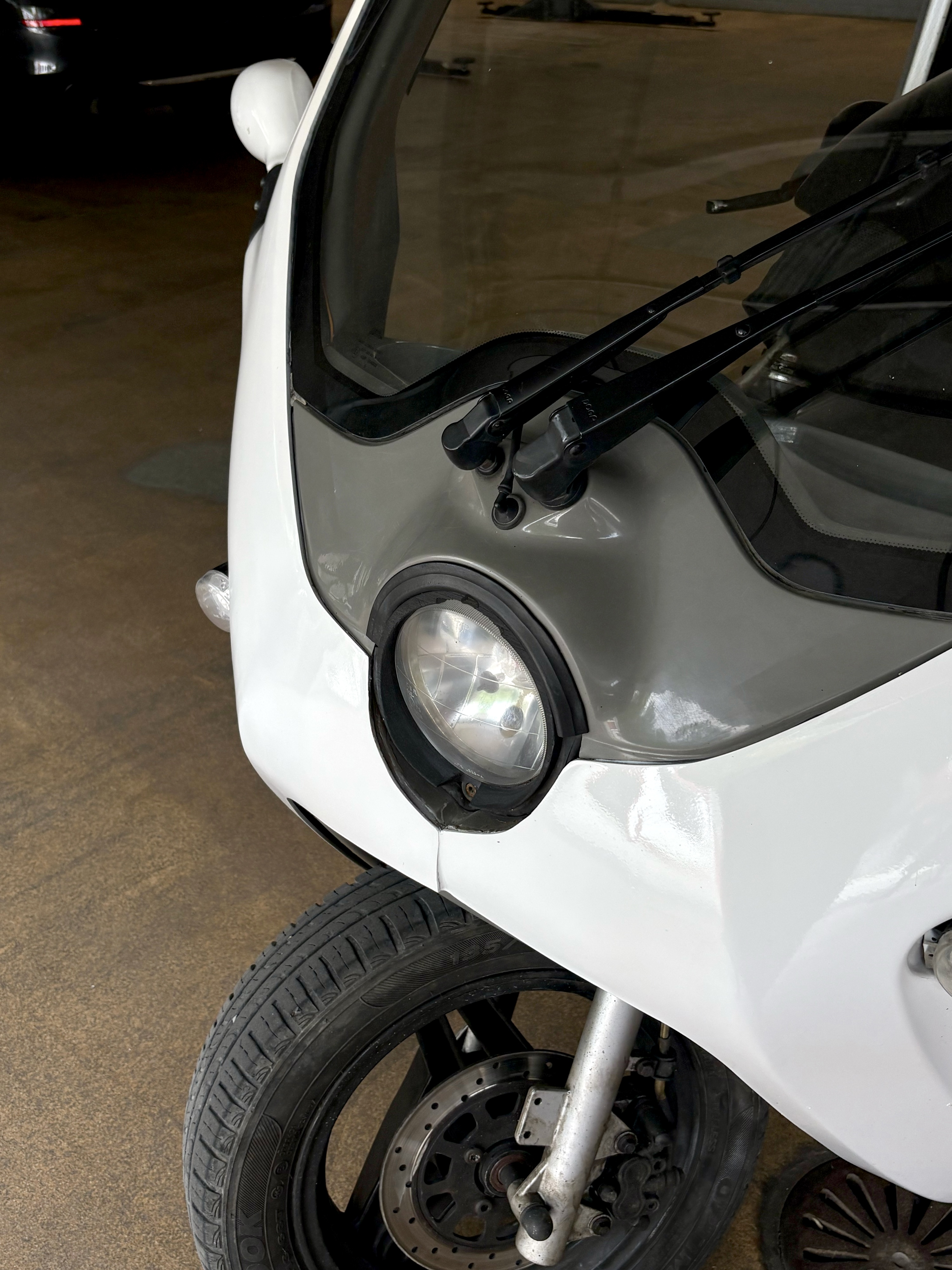 Zbee front detail