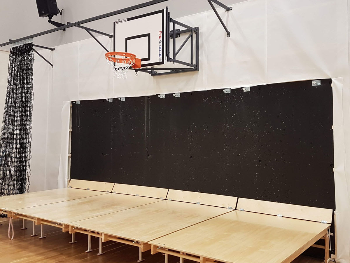 Rong Skole - Scene og basketkurv