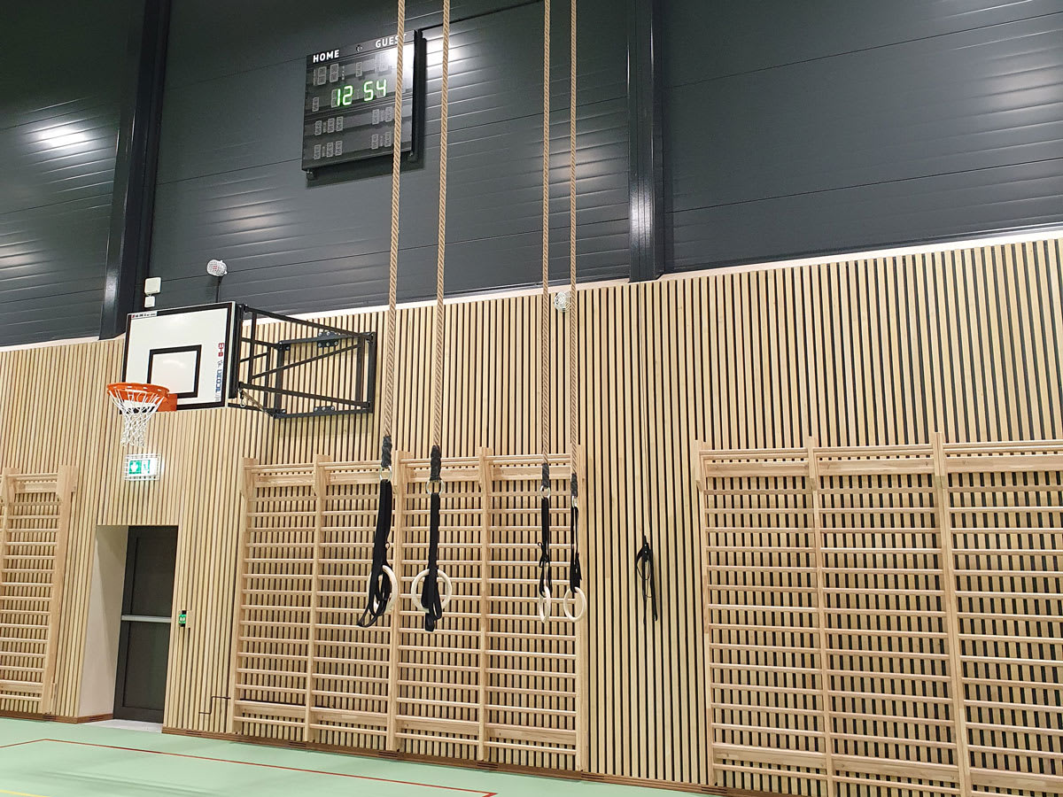 Vormsund Ungdomsskole - klatretau, ribbevegger, resultattavle og basketkurv