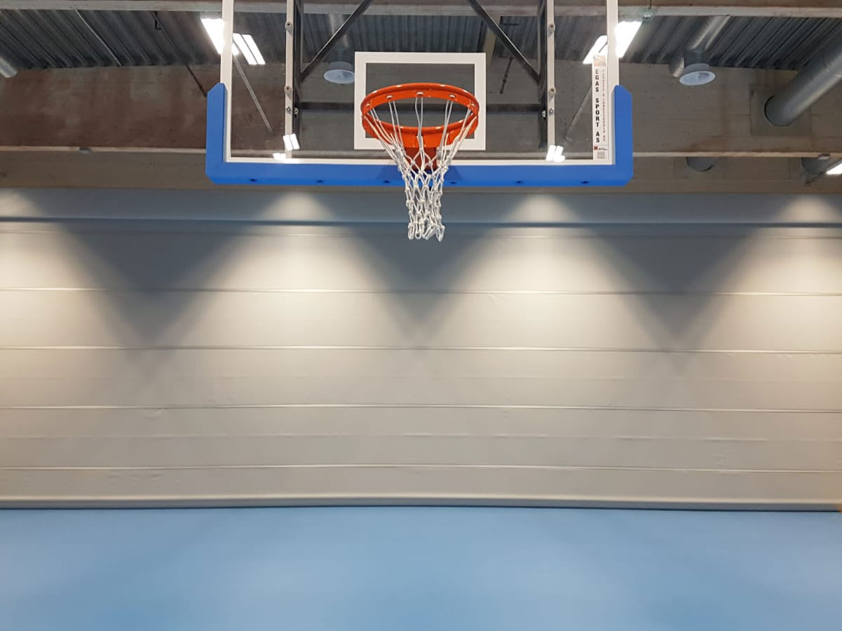 Aleversund Skole - Skillevegg og basketkurv