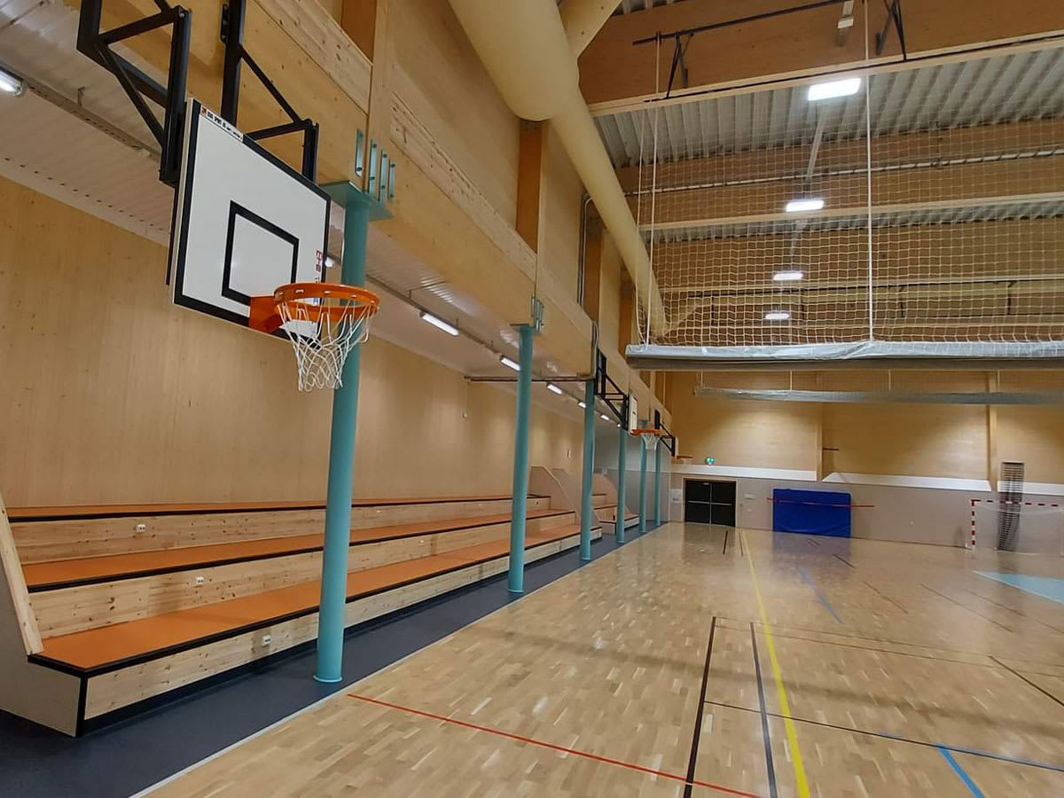 Snåsa flerbrukshall - Gymsal med banemerking, basket og nettingskillevegg