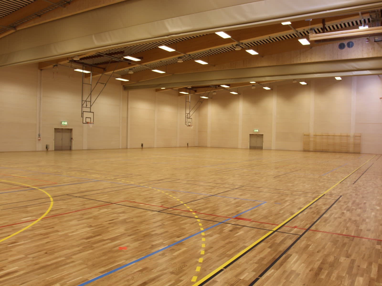 Biri flerbrukshall - skillevegg & takbasket