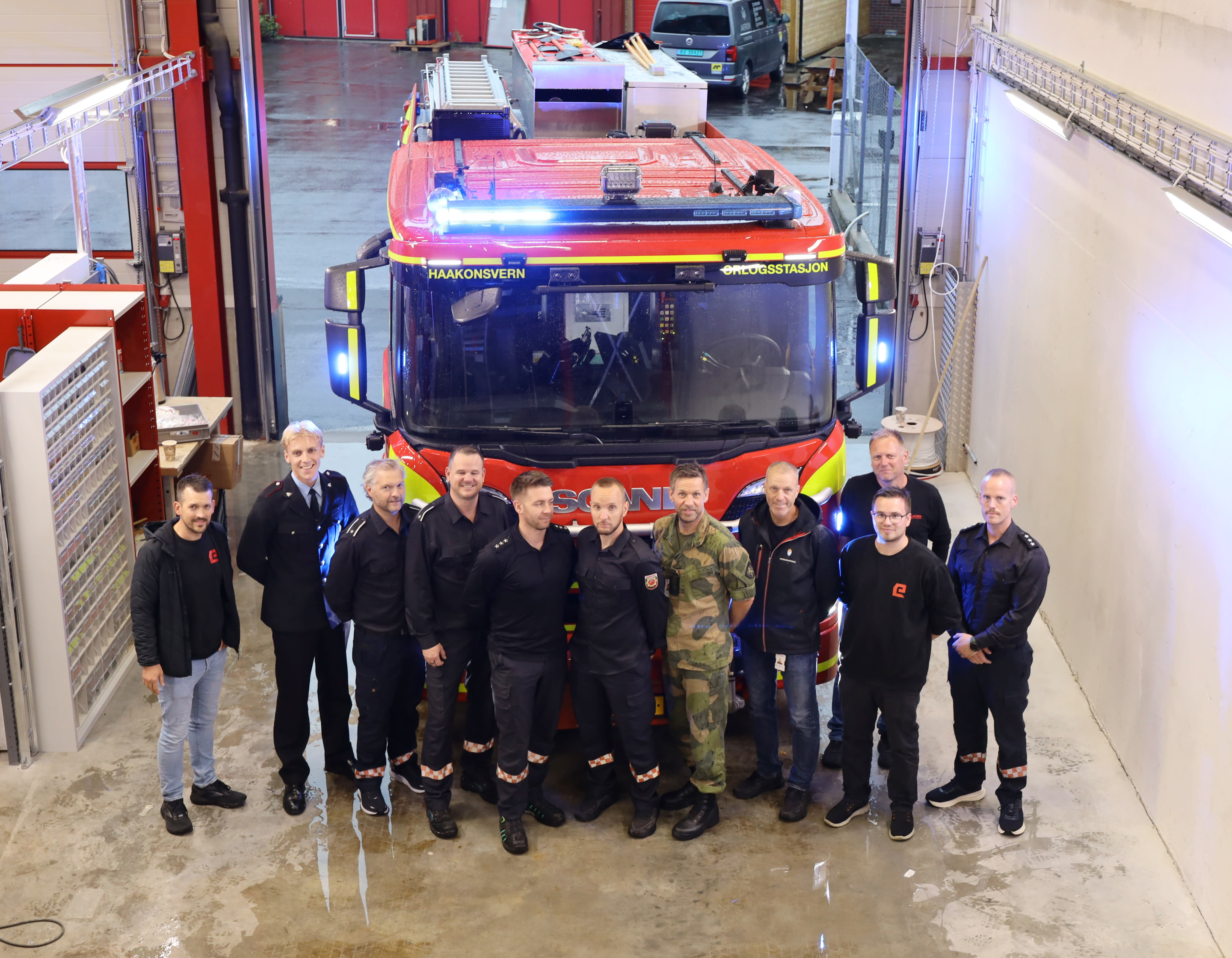Den første av tre flotte brannbiler levert til Forsvaret