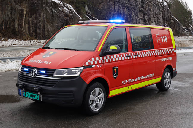 Innsatslederbil på en VW Transporter til Sør-Varanger