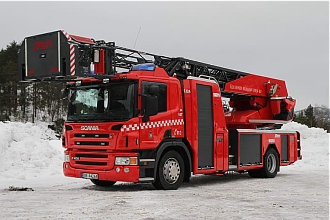 Maskinstige med leddet øvre del - Metz L32 A CAN påbygget Scania P400 - Ålesund Brannvesen KF